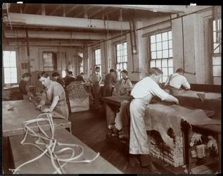 Innenansicht von Männern und Frauen, die mit Leder arbeiten, New York Leather Belting Co., New York, 1906